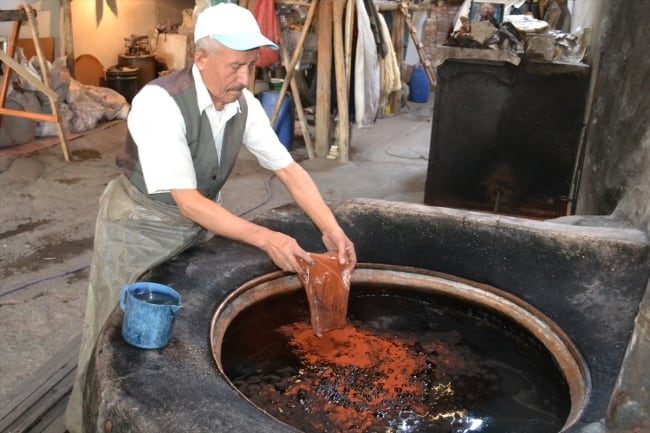 Threads being dyed